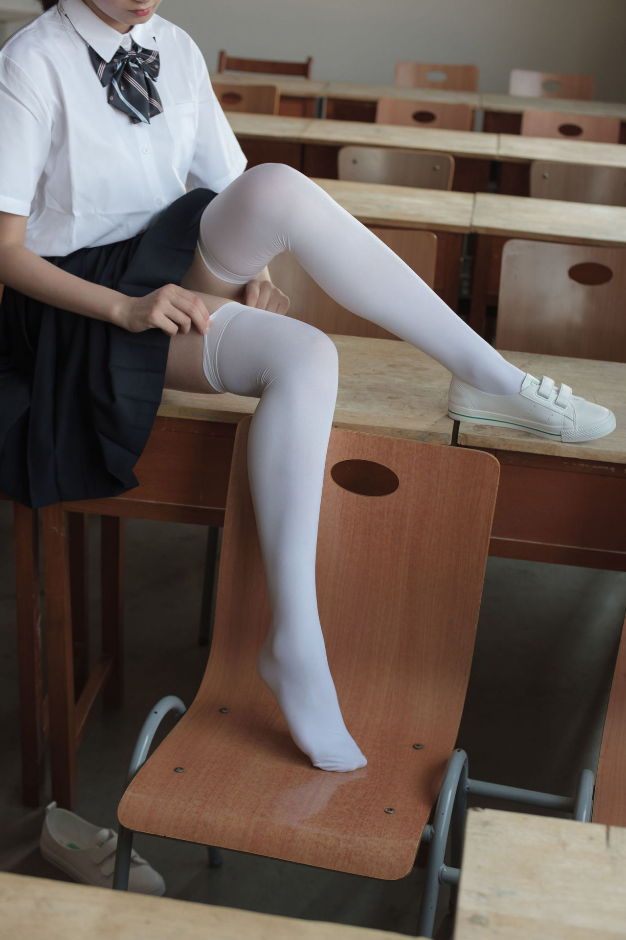 [森萝财团] BETA-022 教室里的JK白丝少女 萝莉丝袜写真